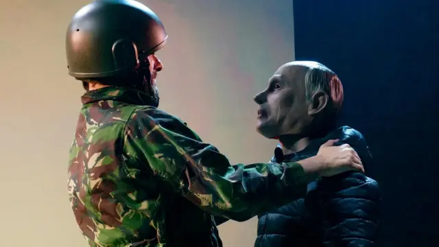 Николас Болтон с человеком в маске Путина