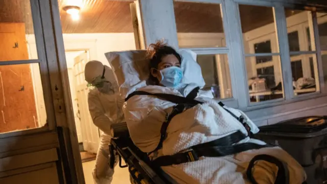 Una paciente guatemalteca de covid-19 es trasladada a un hospital en Connecticut.