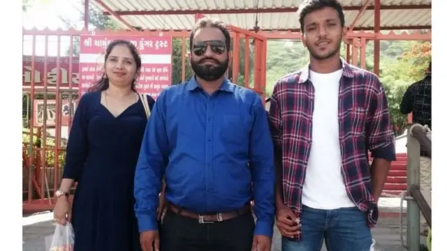 چیتن سکاریہ اپنے ماما کے ساتھ