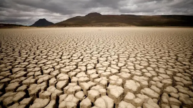 सूखाग्रस्त इलाक़े की ज़मीन