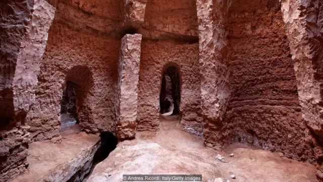 Qanat atau saluran air bawah tanah.