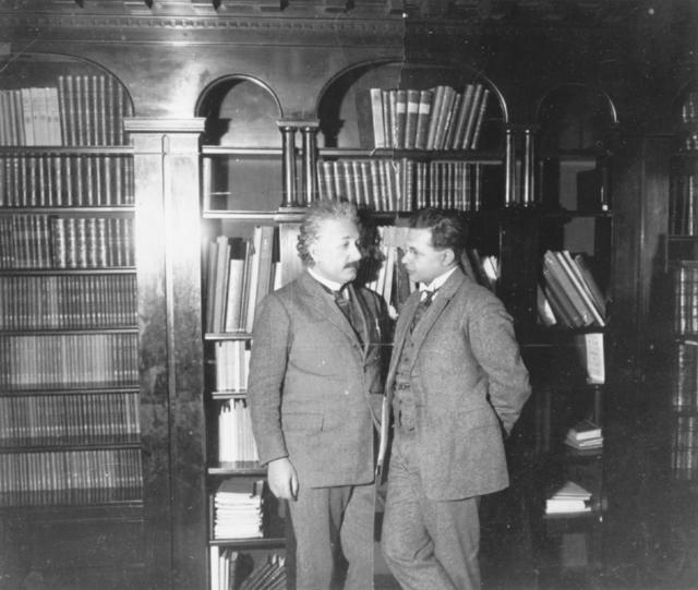 Einstein junto a Hans Albert en 1927.