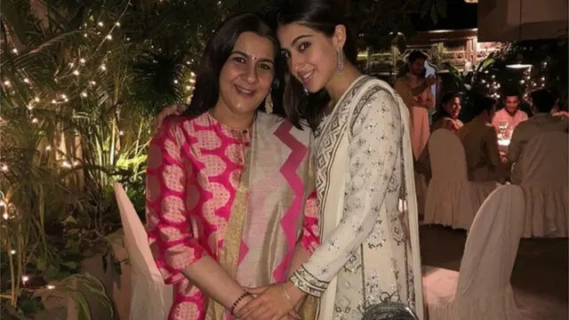 अपनी मां अमृता सिंह के साथ सारा अली ख़ान