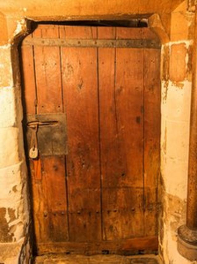 La puerta fue construida en el año 1050.