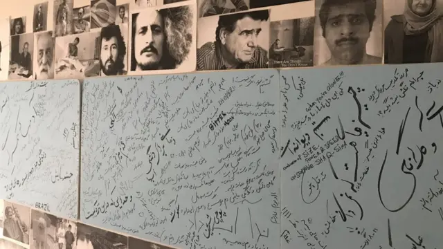 سینا دیواری از نوشته و عکس در اتاقش برپا کرده و می‌گوید این دیوار میان دوستانش 'شهرت جهانی' دارد