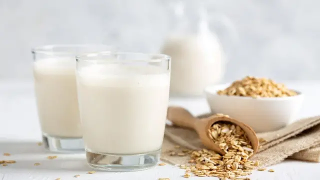 ينتج حليب الشوفان نحو ثلث الانبعاثات التي ينتجها حليب الأبقار