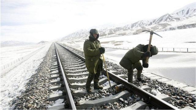 中印两国不断在边界有争议的地区修建基铁路、桥梁等基础设施。