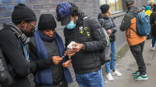 কোভিড ল্যাটরাল ফ্লো টেস্ট কিট সংগ্রহ করছেন কজন ডেলিগেট