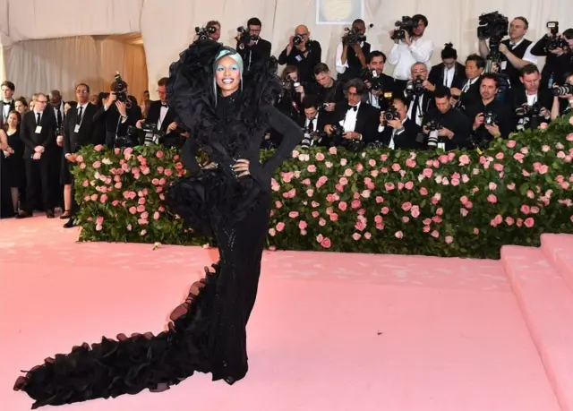 কালো পোশাক আর সাহসী মেক-আপে লেভার্ন কক্স