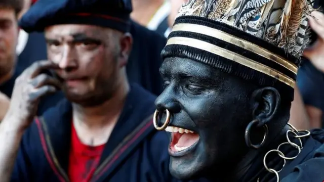 Hombre con la cara pintada de negro