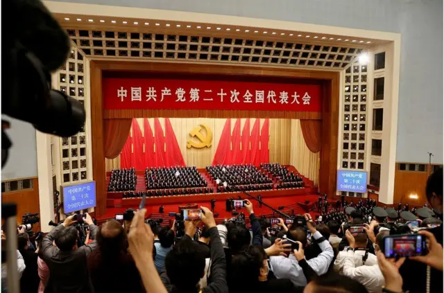 记者在媒体区拍摄中共二十大开幕式