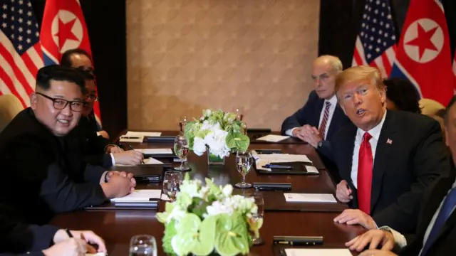 د امریکا او شمالي کوریا مشرانو له مخامخ خبرو وروسته، د دواړو هېوادونو ترمنځ د خبرو د منځګړو کسانو په ناسته کې راڅرګند شول.