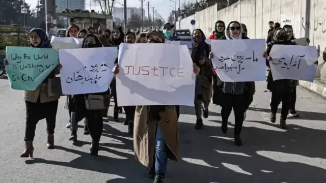 روز گذشته یکی از زنان معترض در میان تظاهرکنندگان می‌گفت : "تا چه وقتی تماشاگر این ظلم هستید، اینها (طالبان) هیچ قرابتی با اسلام و قرابتی با خداوند ندارند. تماشاگر ظلم و استبداد نباشید."