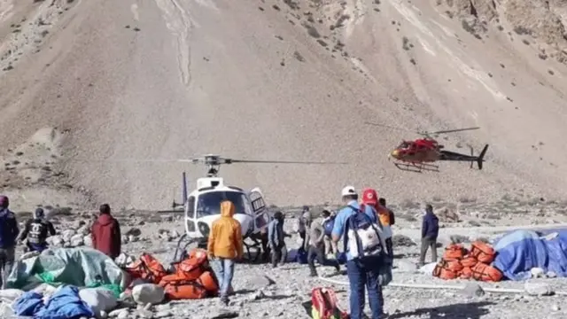 சிமிகோட்டில் சிறிய ரக விமானத்தில் ஹில்சா சென்று அங்கிருந்து மோட்டார் வாகனத்தில் திபெத் டக்லாகோட் செல்லலாம். அங்கிருந்துதான் மானசரோவருக்கான உண்மையான பயணம் தொடங்குகிறது.