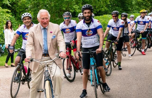 Carlos se une a los miembros de British Asian Trust (BAT) durante una corta distancia mientras inician el paseo en bicicleta patrocinado 'Palaces on Wheels' de BAT, en Highgrove House en Tetbury, Gloucestershire, el 10 de junio de 2021