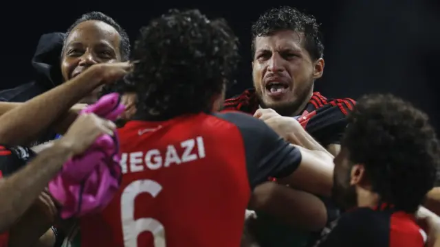 لاعبو المنتخب المصري يحتفلون بالتأهل