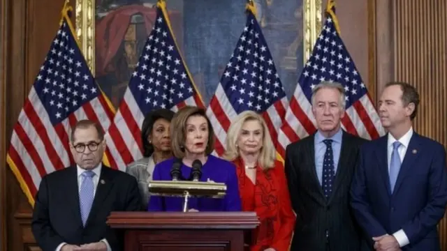 A presidente da Câmara, Nancy Pelosi, ao ladoapostas para a copa do mundo 2024Jerrold Nadler (canto esquerdo) e Adam Schiff (canto direito), anunciou acusação formal contra Trump por obstrução do Congresso e abusoapostas para a copa do mundo 2024poder