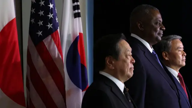 아시아안보회의(샹그릴라 대화)에 참석 중인 이종섭 국방부 장관이 6월 3일(현지시간) 싱가포르 샹그릴라 호텔에서 열린 한·미·일 국방장관회담에 앞서 로이드 오스틴 미국 국방부 장관, 하마다 야스카즈 일본 방위상과 기념촬영을 하고 있다. 오른쪽부터 이종섭 국방장관, 로이드 오스틴 미국 국방장관, 하마다 야스카즈 일본 방위상.