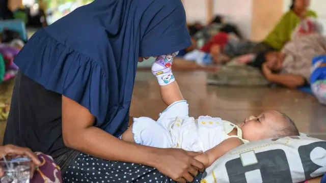 Seorang ibu bermain dengan anaknya di tenda pengungsian di Lapangan Vatulemo, Palu, Sulawesi Tengah, Selasa (2/10).