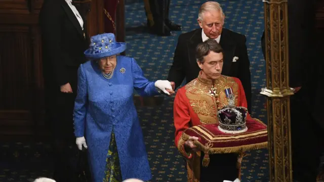 สมเด็จพระราชินีนาถมิได้ทรงพระมหามงกุฎ แต่มีการนำพระมหามงกุฎไปยังรัฐสภาด้วยรถยนต์อีกคัน