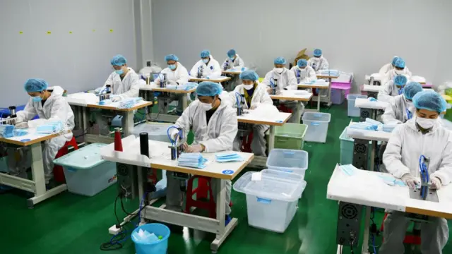 রপ্তানির জন্য মাস্ক তৈরি হচ্ছে চীনের নানচাংয়ের একটি কারখানায়