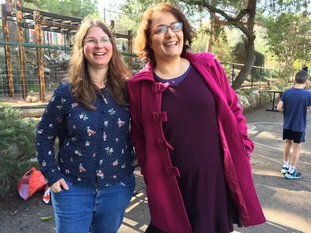 'नौवे शालोम-वहात-अल-सलाम' गांव के स्कूल में एक फलस्तीनी और एक यहूदी महिला