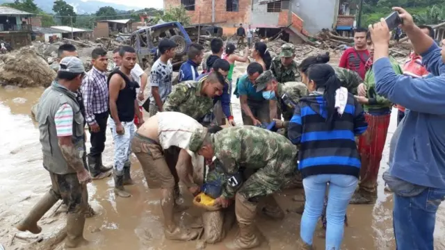 மீட்புதவியாளர்களின் உதவிக்கரம்