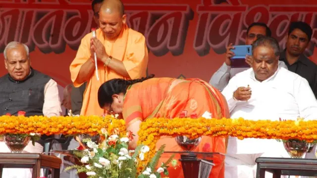 साल 2017 में मेयर चुनाव की बीजेपी प्रत्याशी प्रमिला पांडे मुख्यमंत्री के चरण स्पर्श करती हुईं