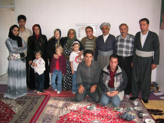 ابراهیم پارسایی و خانواده‌شان در سفر به غرب ایران - ۱۳۸۲