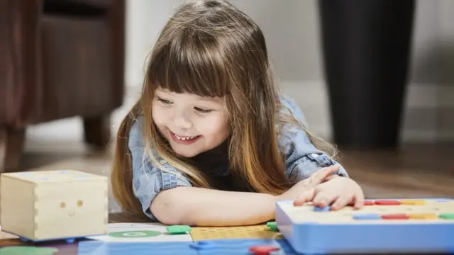 NIña jugando con Cubetto