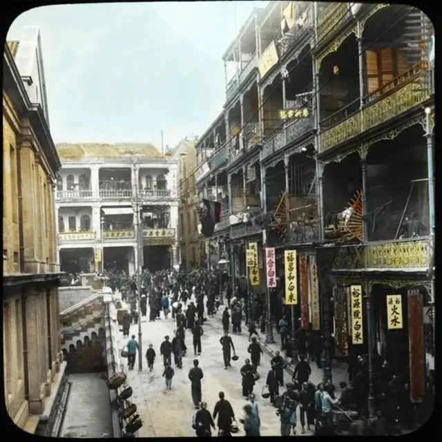 Phố Jubilee nhìn từ Des Voeux Road Central và Tit Hong Lane. Bên trái là chợ Trung tâm, Đường Queen’s Road Central nằm giữa. Bên phải Yan Sau Tong là phố Gutzlaff (Phố Hung Mo Giu).