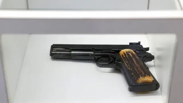 Kimwe mu bikoresho byagurishijwe ni iyi mbunda nto bivugwa ko ari yo uwo mu gangster yakundaga cyane, yo mu bwoko bwa Colt .45
