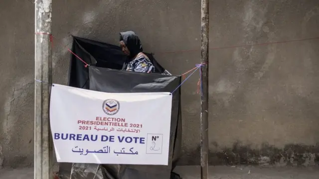 Une femme marque son bulletin de vote dans un isoloir installé dans un bureau de vote en bordure de route à N'djamena, le 11 avril 2021.