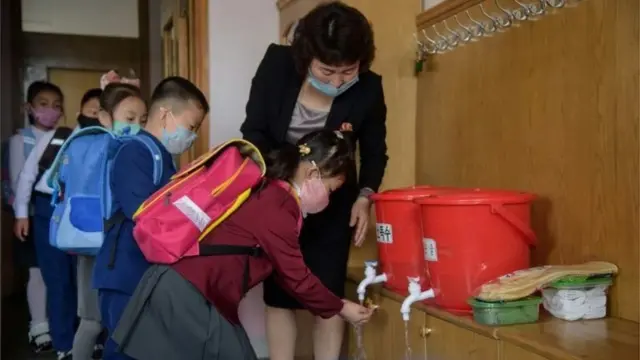 Pxenyanda şagirdlər əllərini yuyur