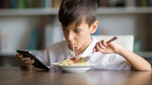 ජංගම දුරකථනය භාවිතා කරන ළමයෙක්