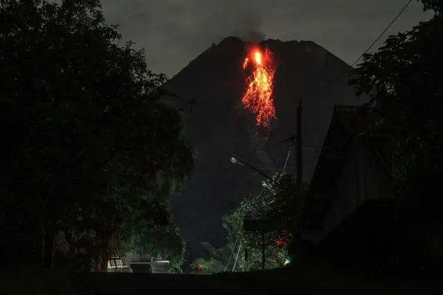 Gunung Merapi Masih Tetap Dalam Status Siaga Meski Terus Keluarkan Lava ...