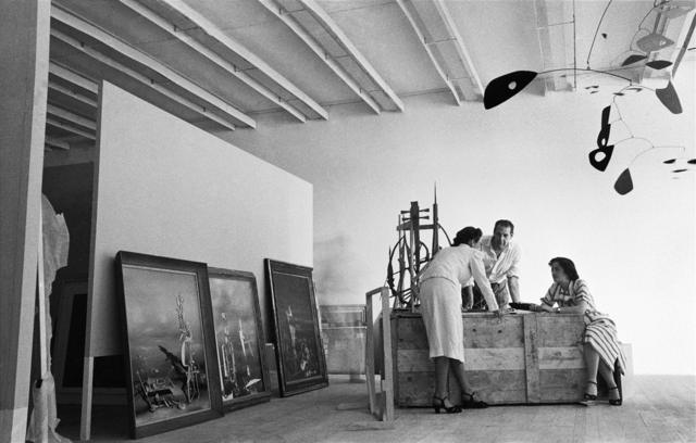 Montagem da I Bienal do Museumelhores casas de apostas esportivas no brasilArte Modernamelhores casas de apostas esportivas no brasilSão Paulo, esplanada do Trianon, avenida Paulista, 1951. René d'Harnoncourt, diretor do moma, entre duas pessoas não identificadas; à esquerda, pinturasmelhores casas de apostas esportivas no brasilYves Tanguy: Divisibilidade indefinida (1942), Os transparentes (1951) e Lentamente para o norte (1951); à direita, móbile Ogunquit (1946),melhores casas de apostas esportivas no brasilAlexander Calder