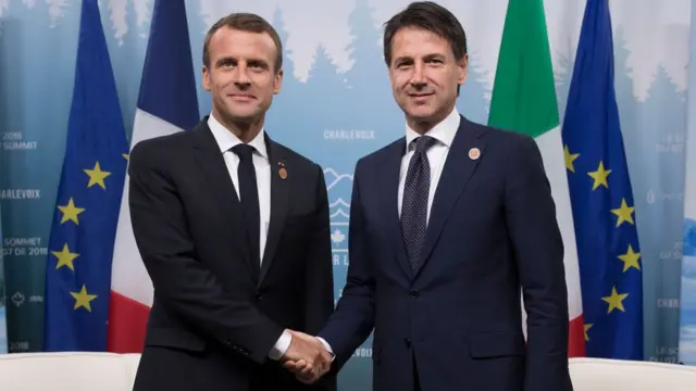 Prezida Macron (i bubamfu) ahura n'umushikiranganji wa mbere w'Ubutaliyano mu nama ya G7 muri Canada kuno kwezi