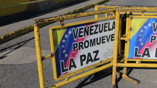 Vallas en la frontera entre Colombia y Venezuela.