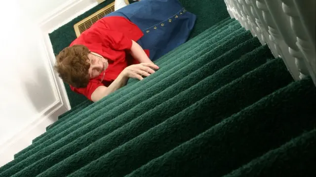 Mujer que se cayó por las escaleras