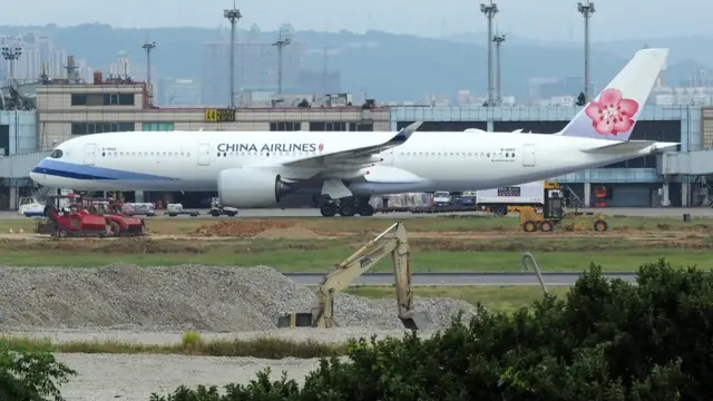台湾桃园机场停机坪上的一架华航空中客车A350客机(26/5/2018)