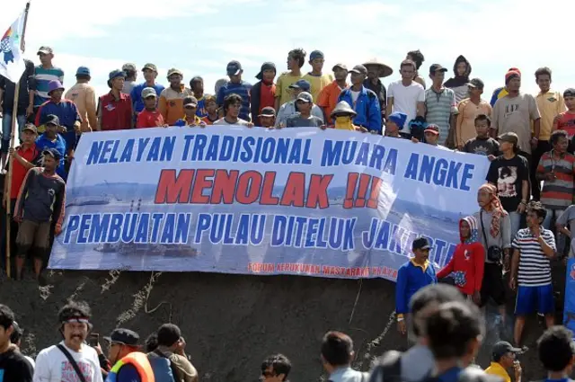 Sejumlah nelayan berunjuk rasa menolak pembangunan pulau G di Teluk Jakarta pada 17 April 2016.