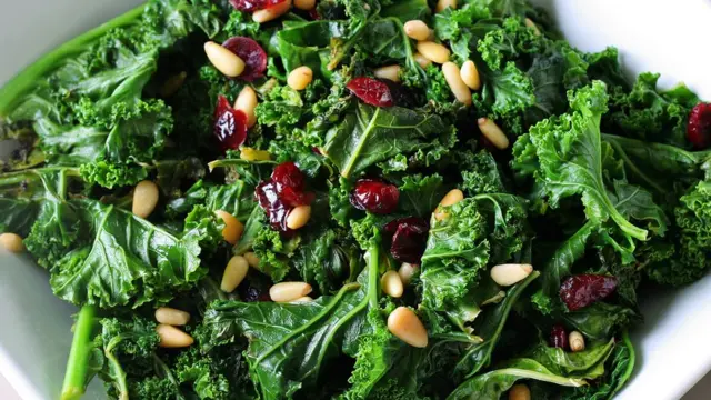 Капуста с кедровыми орехами и сушеной клюквой