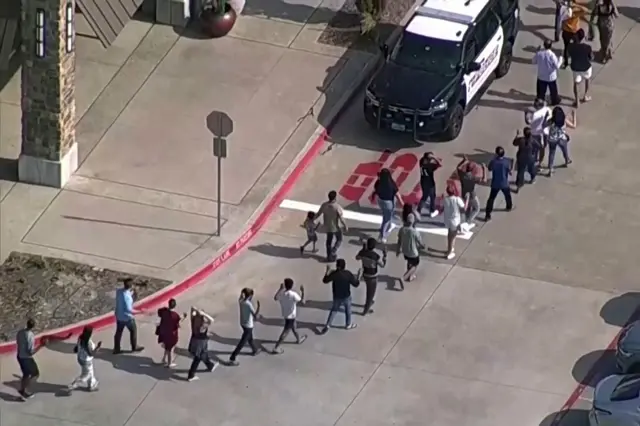 Personas saliendo del centro comercial donde ocurrió el tiroteo