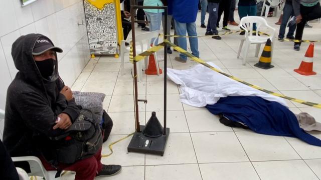 Leonardo ao lado do corpoestrategia brabetmoradorestrategia brabetsituaçãoestrategia brabetrua