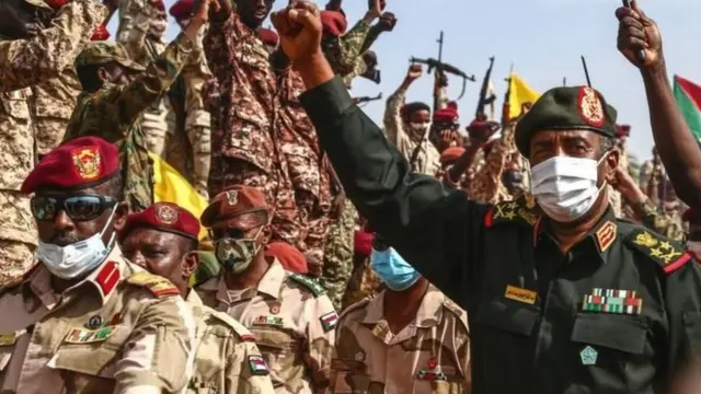 ژنرال برهان (راست)، رئیس شورای گذار، یکی از افسرانی است که قدرت واقعی را در سودان در دست دارند