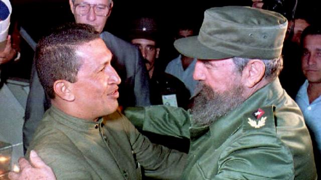Esta foto de archivo muestra al entonces militar retirado venezolano Hugo Chávez (izquierda) encontrándose con el presidente de Cuba Fidel Castro (derecha) a su llega al aeropuerto José Martí de La Habana el 13 de diciembre de 1994.