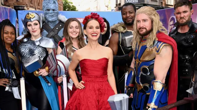 Natalie Portman posa con algunos fanáticos que asistieron disfrazados de los personajes de la película en el estreno en Londres.
