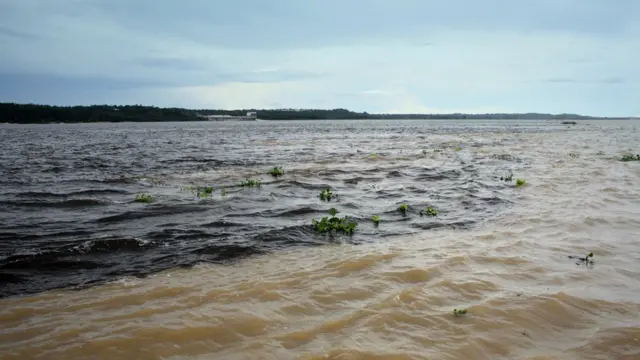 Encontro das águas dos rios Negro e Solimões, na Amazônia