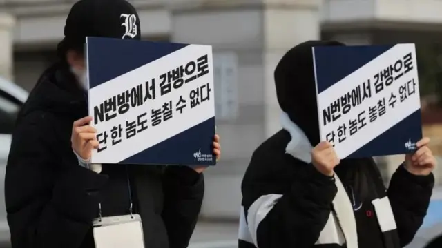 시위자들이 피켓을 들고 있다.